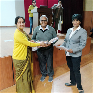 Dr Madan Gulati being honoured by Dr Sandhya Ghai