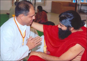 Dr. Vikram Chauhan Taking Blessing of Yoga Guru Baba Ramdev Dr. Vikram Chauhan Taking Blessing of Yoga Guru Baba Ramdev